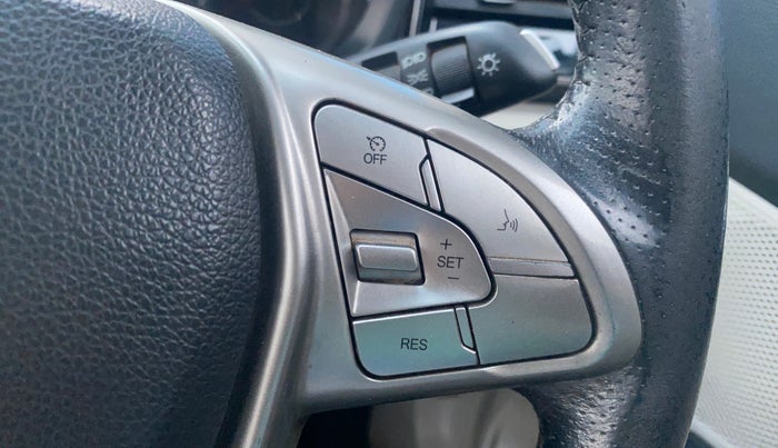 2019 Mahindra XUV300 W8 (O) 1.5 DIESEL AMT, Diesel, Automatic, 1,23,093 km, Adaptive Cruise Control