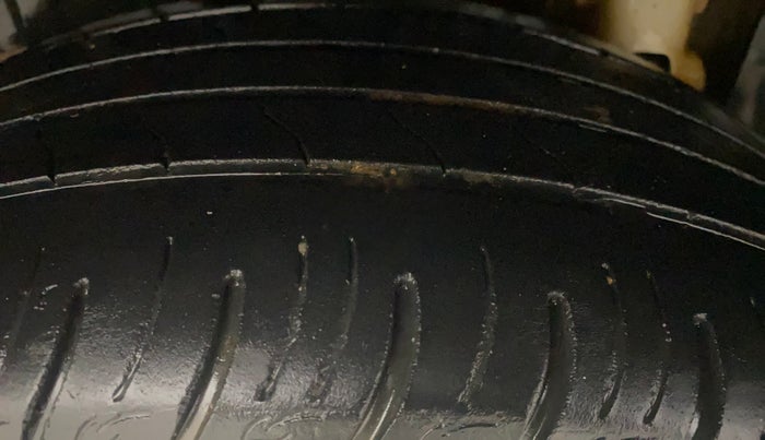 2019 Mahindra XUV300 W8 (O) 1.5 DIESEL AMT, Diesel, Automatic, 1,23,093 km, Right Rear Tyre Tread