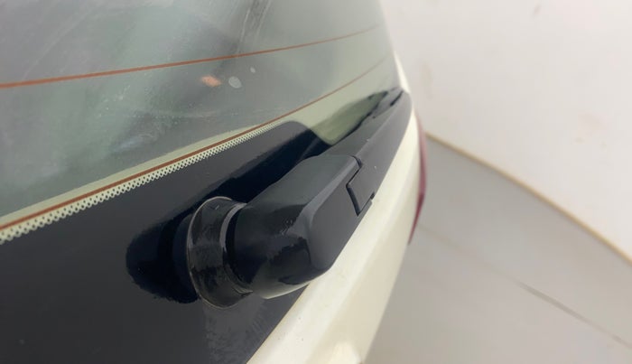 2019 Mahindra XUV300 W8 (O) 1.5 DIESEL AMT, Diesel, Automatic, 1,23,093 km, Rear Wiper