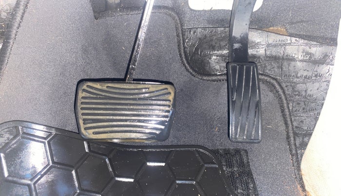 2019 Mahindra XUV300 W8 (O) 1.5 DIESEL AMT, Diesel, Automatic, 1,23,093 km, Pedals