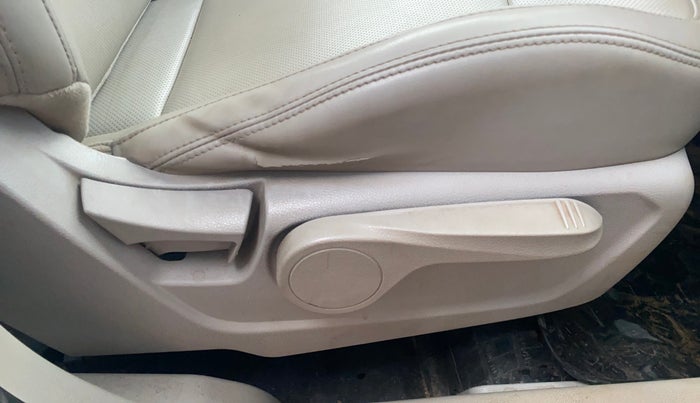 2019 Mahindra XUV300 W8 (O) 1.5 DIESEL AMT, Diesel, Automatic, 1,23,093 km, Driver Side Adjustment Panel