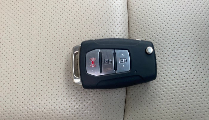 2019 Mahindra XUV300 W8 (O) 1.5 DIESEL AMT, Diesel, Automatic, 1,23,093 km, Key Close Up