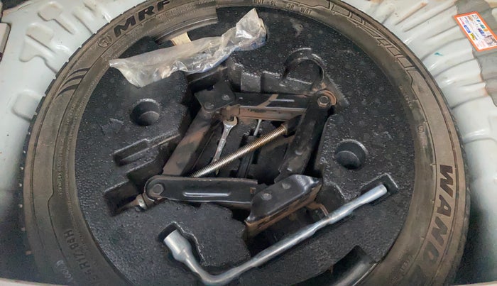 2019 Mahindra XUV300 W8 (O) 1.5 DIESEL AMT, Diesel, Automatic, 1,23,093 km, Spare Tyre