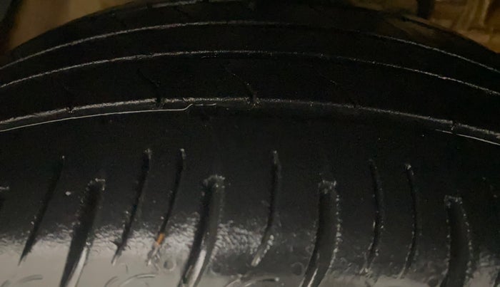 2019 Mahindra XUV300 W8 (O) 1.5 DIESEL AMT, Diesel, Automatic, 1,23,093 km, Right Front Tyre Tread