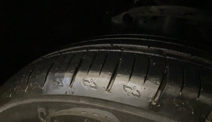 2022 Mahindra XUV700 MX P MT 5 STR, Petrol, Manual, 20,736 km, Right Front Tyre Tread