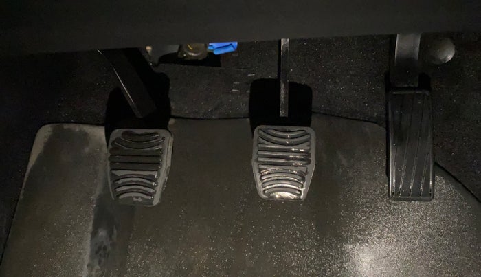 2022 Mahindra XUV700 MX P MT 5 STR, Petrol, Manual, 20,736 km, Pedals