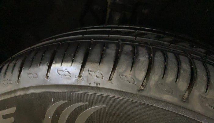 2022 Mahindra XUV700 MX P MT 5 STR, Petrol, Manual, 20,736 km, Right Rear Tyre Tread