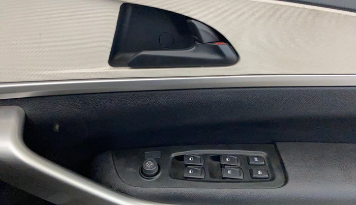 2022 Mahindra XUV700 MX P MT 5 STR, Petrol, Manual, 20,736 km, Driver Side Door Panels Control