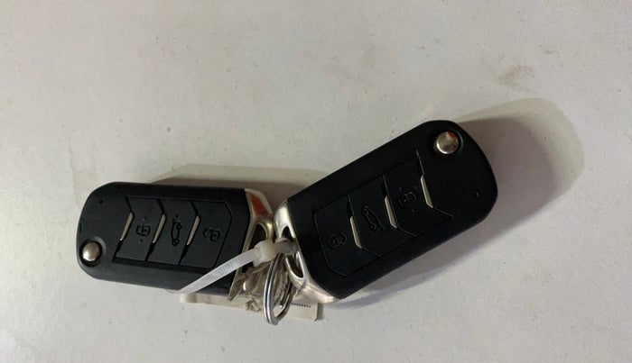 2022 Mahindra XUV700 MX P MT 5 STR, Petrol, Manual, 20,736 km, Key Close Up