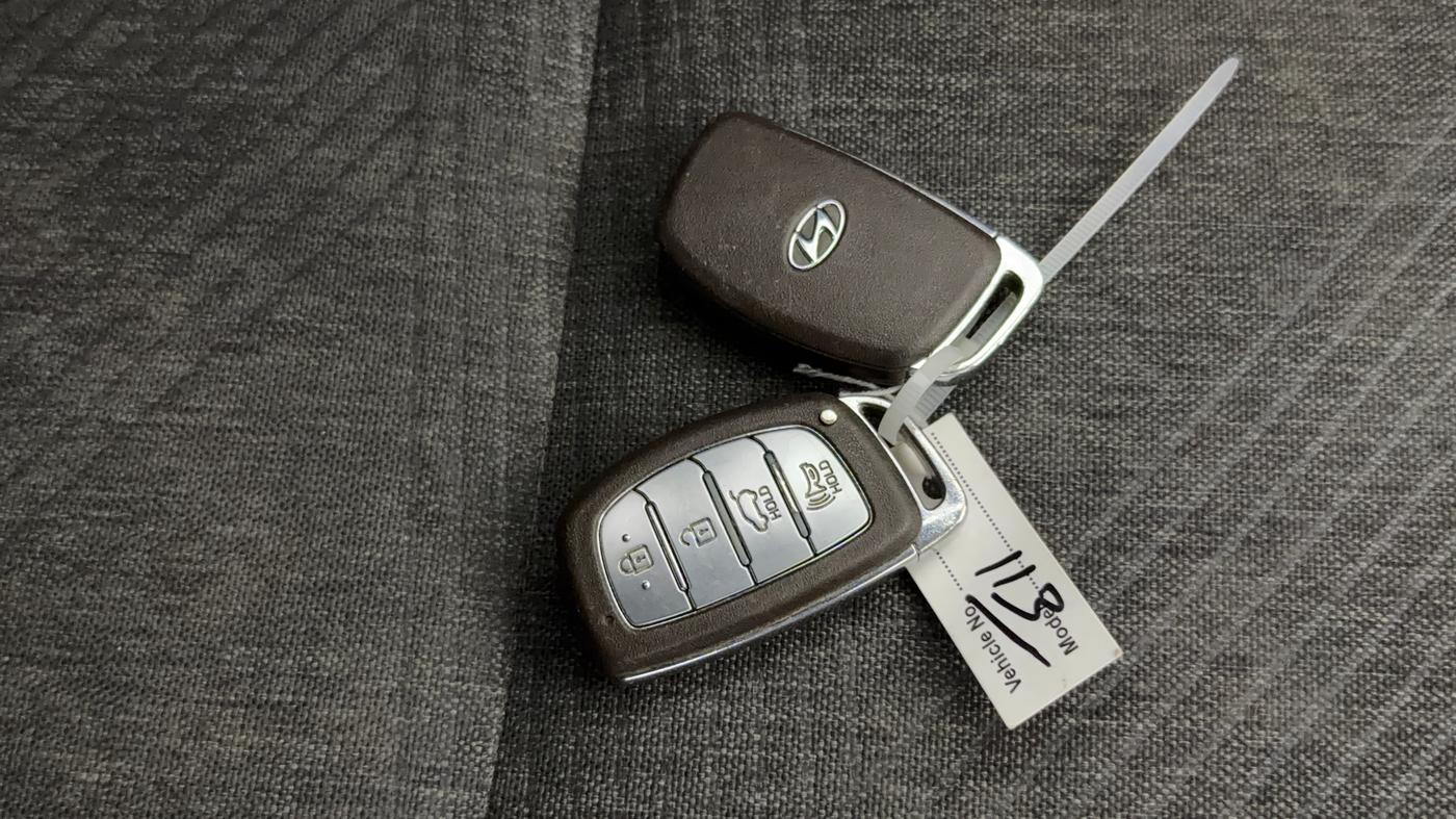 2021 Hyundai VENUE SX 1.0 (O) TURBO IMT DUAL TONE, Petrol, Manual, 53,814 km, Key Close Up