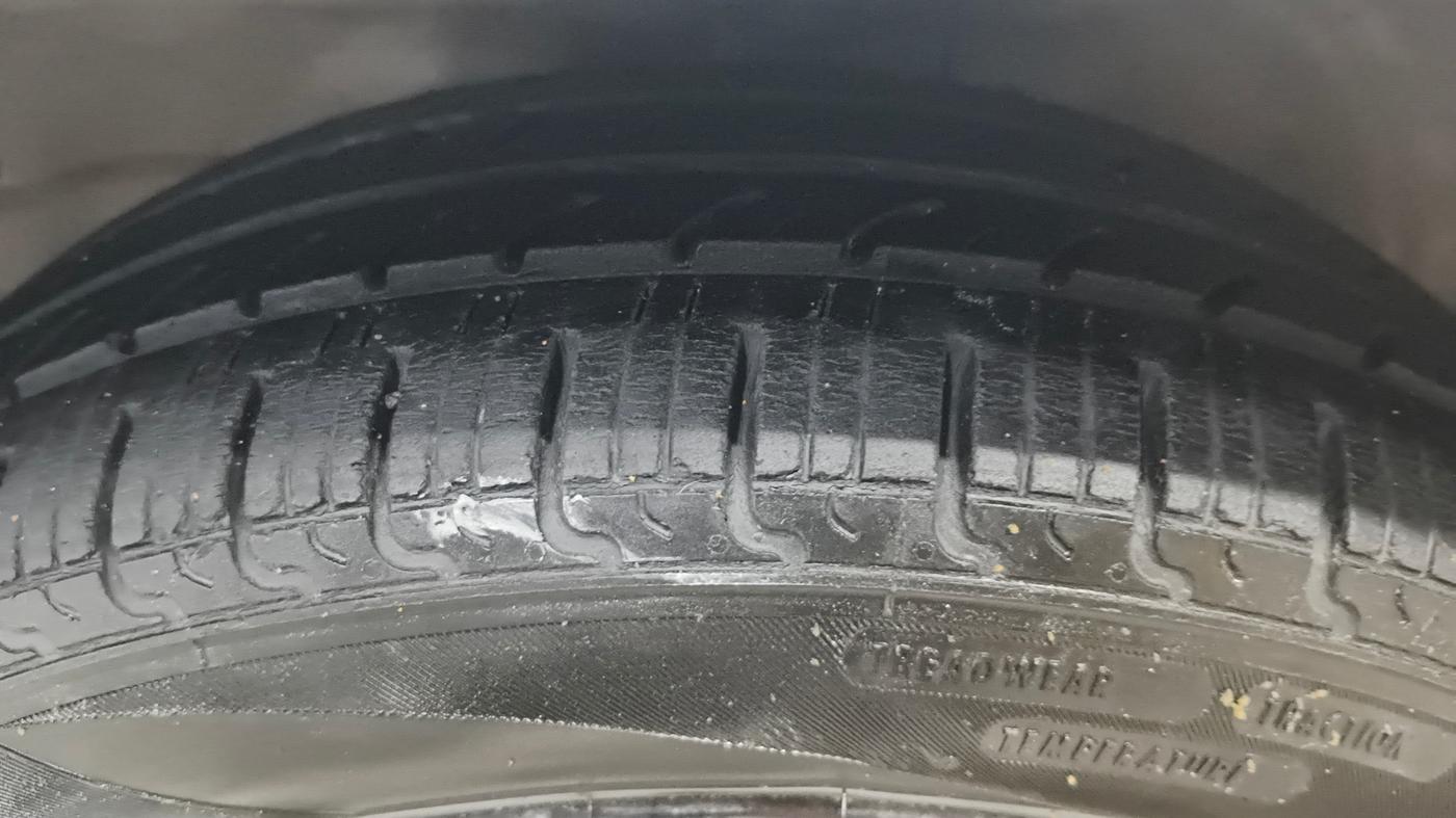 2015 Maruti Wagon R 1.0 VXI, Petrol, Manual, 52,817 km, Left Front Tyre Tread