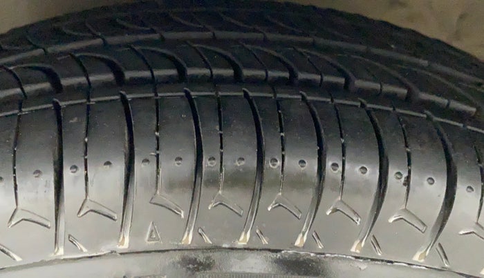 2016 Hyundai Eon ERA +, Petrol, Manual, 81,419 km, Left Front Tyre Tread