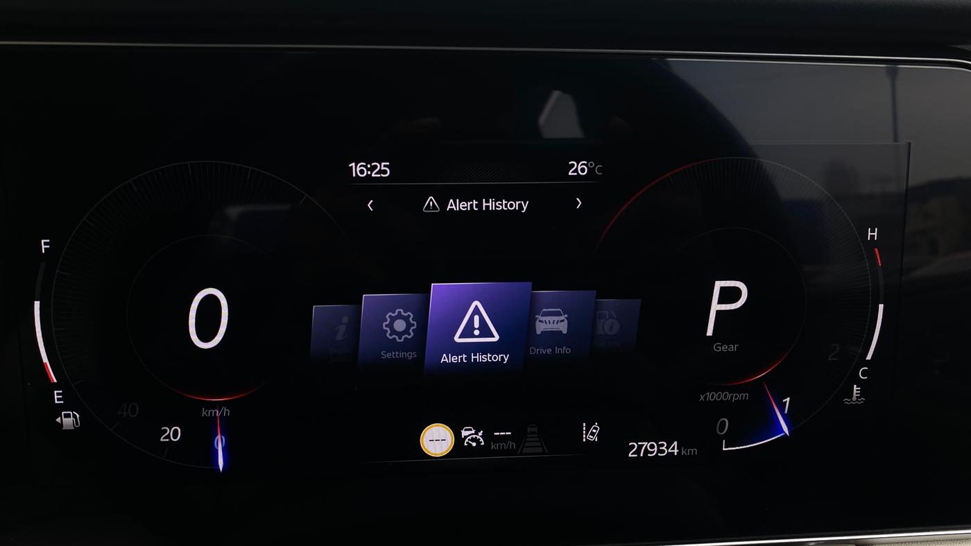 2024 Mahindra XUV700 AX 7 Luxury Pack Petrol AT 6 STR, Petrol, Automatic, 27,909 km, Odometer Image