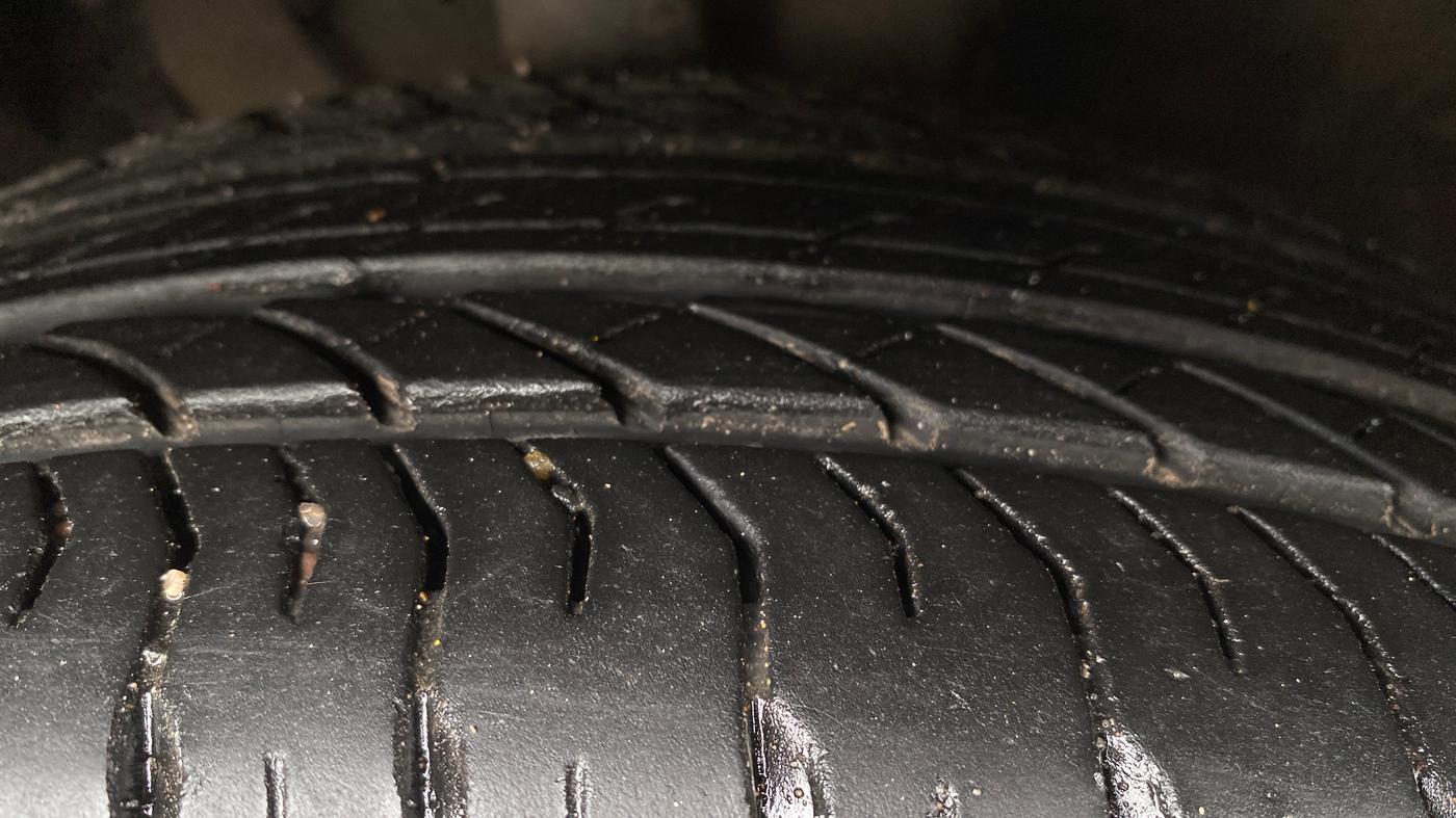 2024 Mahindra XUV700 AX 7 Luxury Pack Petrol AT 6 STR, Petrol, Automatic, 27,909 km, Right Front Tyre Tread