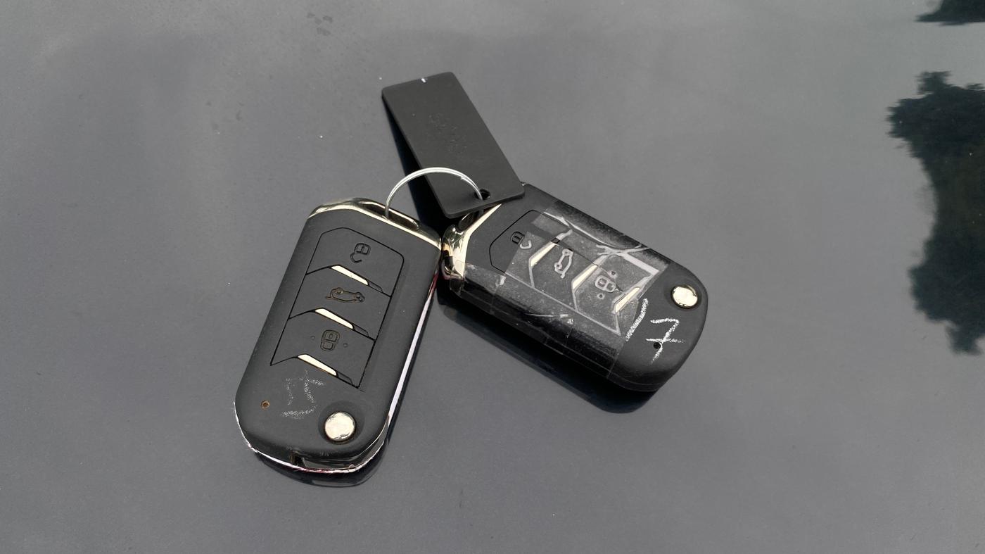 2024 Mahindra XUV700 AX 7 Luxury Pack Petrol AT 6 STR, Petrol, Automatic, 27,909 km, Key Close Up