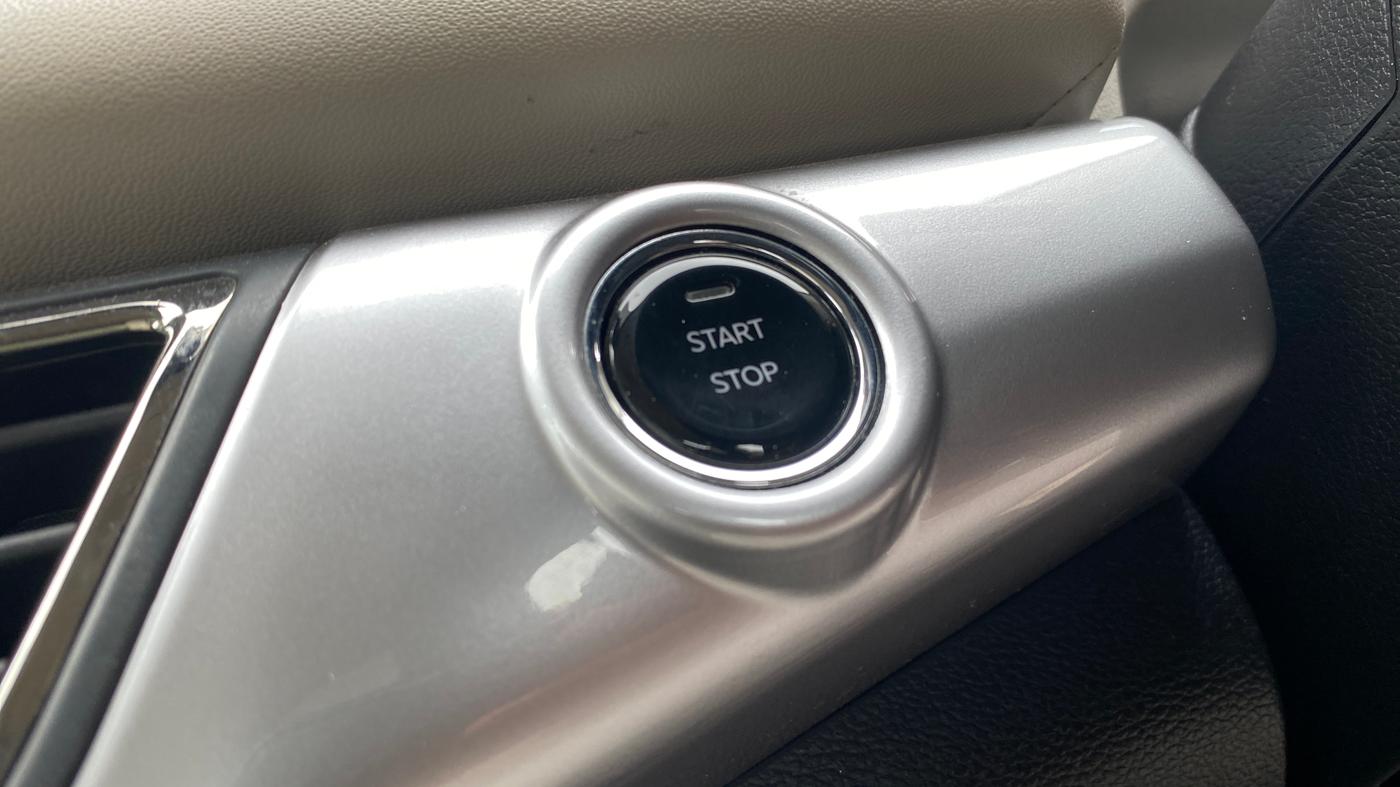 2024 Mahindra XUV700 AX 7 Luxury Pack Petrol AT 6 STR, Petrol, Automatic, 27,909 km, Keyless Start/ Stop Button