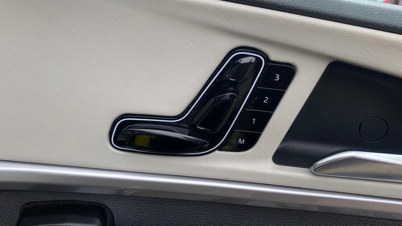 2024 Mahindra XUV700 AX 7 Luxury Pack Petrol AT 6 STR, Petrol, Automatic, 27,909 km, Driver Side Adjustment Panel