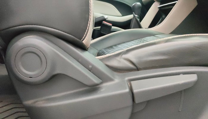 2022 MG ASTOR SUPER 1.5 MT, Petrol, Manual, 36,542 km, Driver Side Adjustment Panel