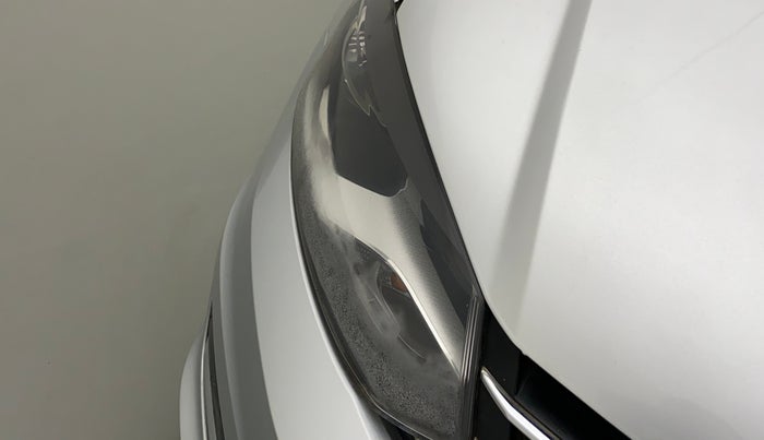 2016 Volkswagen Vento HIGHLINE PETROL AT, Petrol, Automatic, 64,763 km, Right headlight - Clamp has minor damage