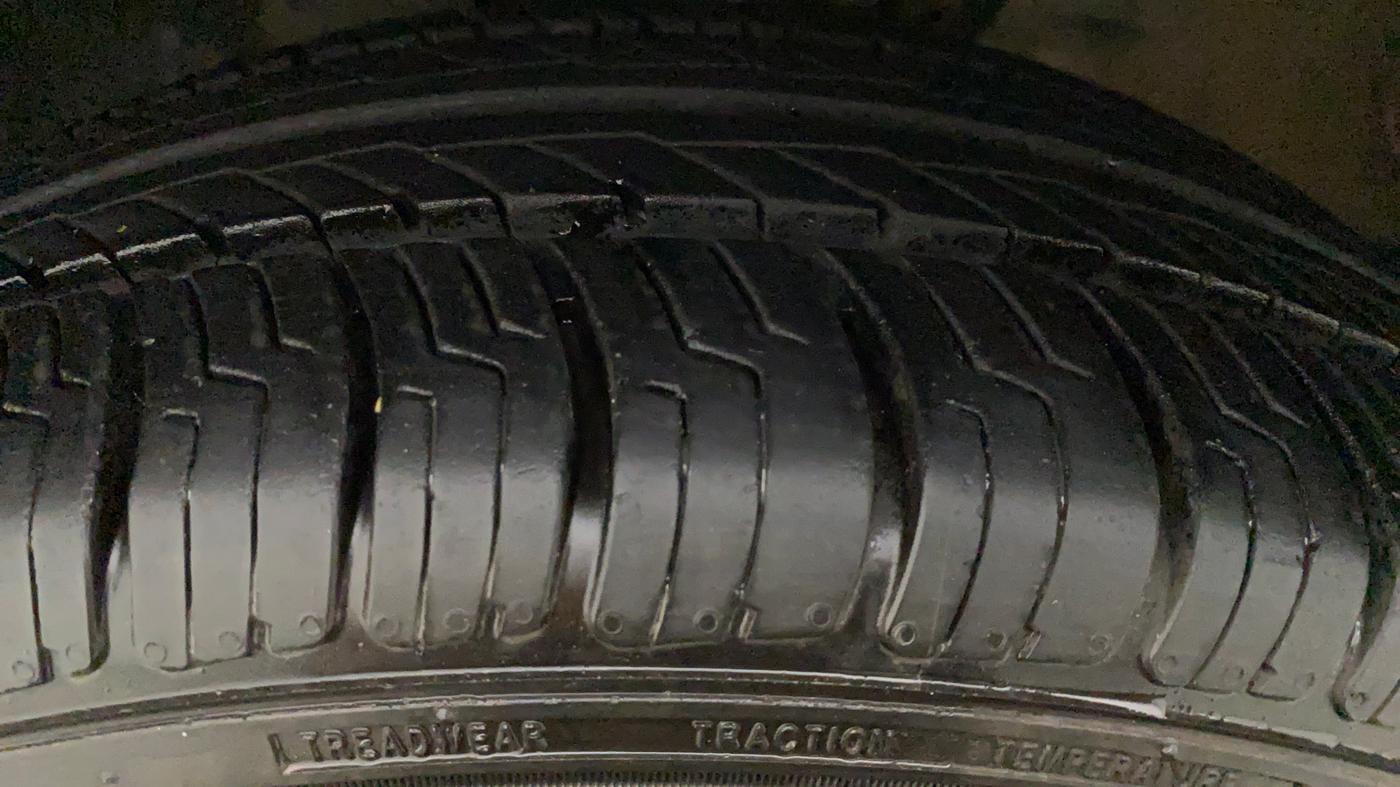 2016 Volkswagen Vento HIGHLINE PETROL AT, Petrol, Automatic, 64,763 km, Left Rear Tyre Tread