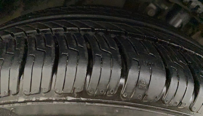 2016 Volkswagen Vento HIGHLINE PETROL AT, Petrol, Automatic, 64,763 km, Right Rear Tyre Tread