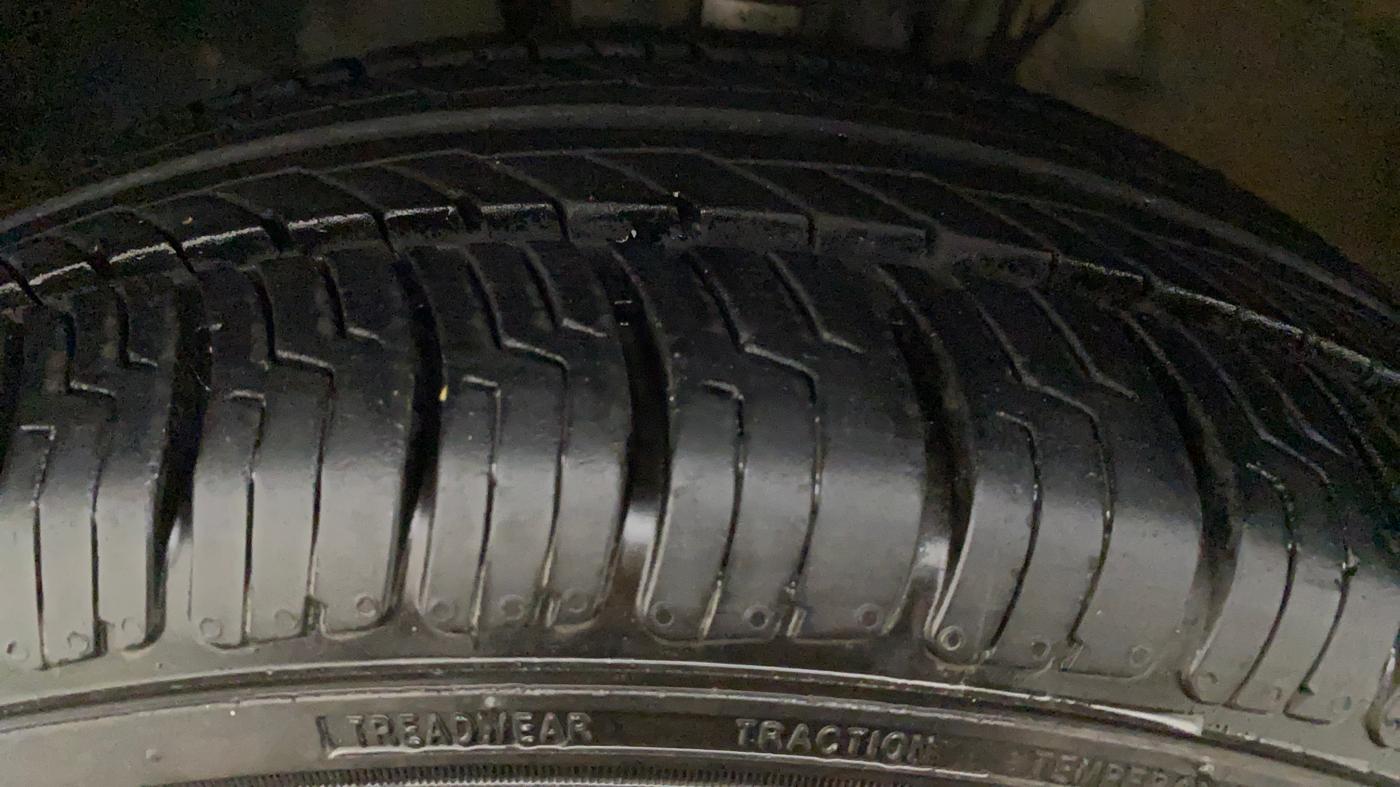 2016 Volkswagen Vento HIGHLINE PETROL AT, Petrol, Automatic, 64,763 km, Right Front Tyre Tread