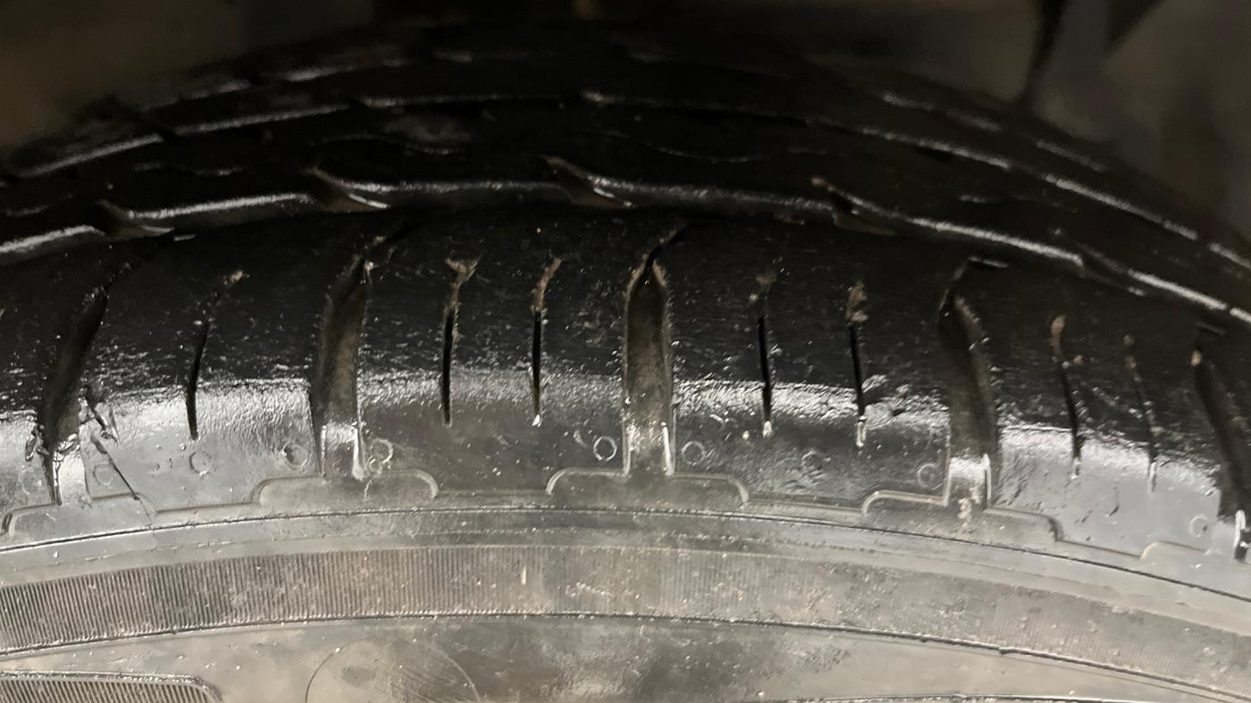 2018 Maruti Ciaz ALPHA  AT 1.5 SHVS PETROL, Petrol, Automatic, 1,02,771 km, Right Front Tyre Tread