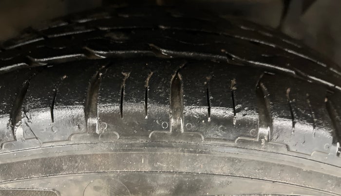 2018 Maruti Ciaz ALPHA  AT 1.5 SHVS PETROL, Petrol, Automatic, 1,02,311 km, Right Front Tyre Tread