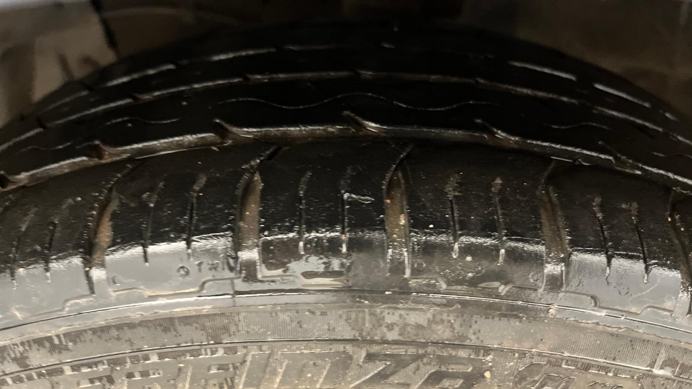 2018 Maruti Ciaz ALPHA  AT 1.5 SHVS PETROL, Petrol, Automatic, 1,02,771 km, Left Front Tyre Tread