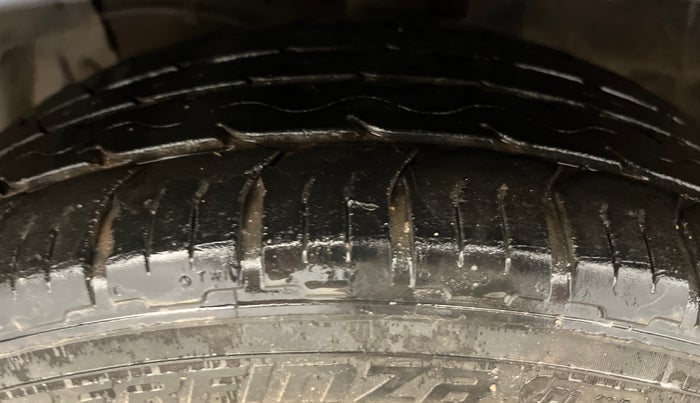 2018 Maruti Ciaz ALPHA  AT 1.5 SHVS PETROL, Petrol, Automatic, 1,02,311 km, Left Front Tyre Tread