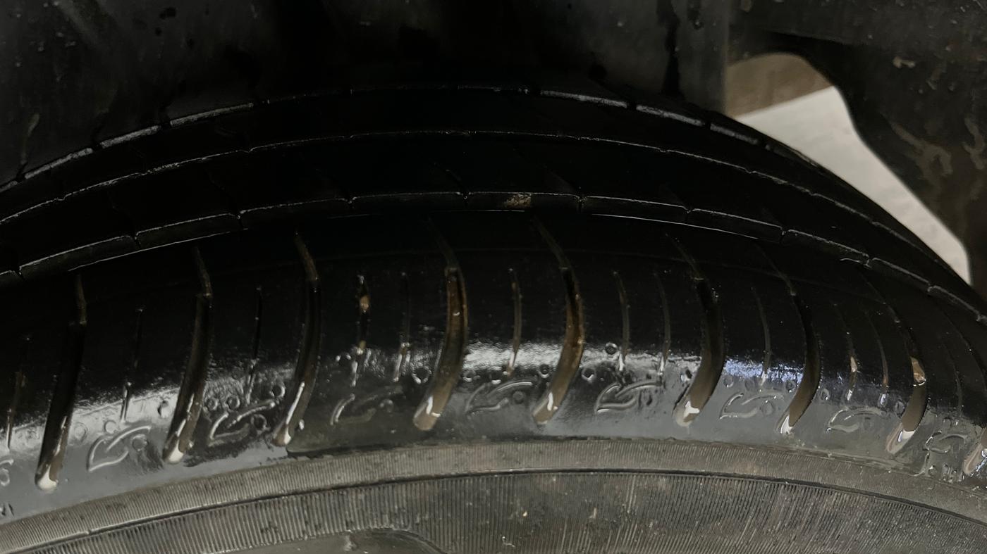 2018 Maruti Ciaz ALPHA  AT 1.5 SHVS PETROL, Petrol, Automatic, 1,02,771 km, Left Rear Tyre Tread