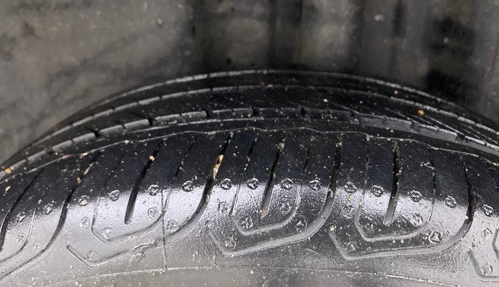 2015 Volkswagen Vento HIGHLINE 1.6 MPI, Petrol, Manual, 83,825 km, Left Rear Tyre Tread