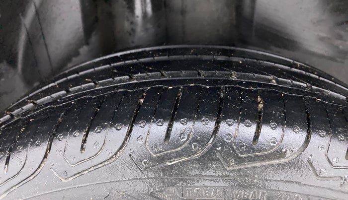 2015 Volkswagen Vento HIGHLINE 1.6 MPI, Petrol, Manual, 83,825 km, Right Rear Tyre Tread