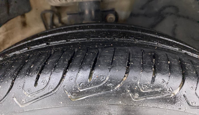 2015 Volkswagen Vento HIGHLINE 1.6 MPI, Petrol, Manual, 83,825 km, Right Front Tyre Tread