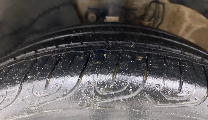 2015 Volkswagen Vento HIGHLINE 1.6 MPI, Petrol, Manual, 83,825 km, Left Front Tyre Tread