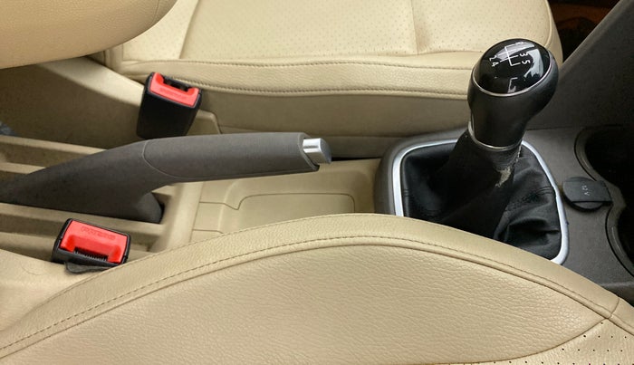 2015 Volkswagen Vento HIGHLINE 1.6 MPI, Petrol, Manual, 83,825 km, Gear Lever