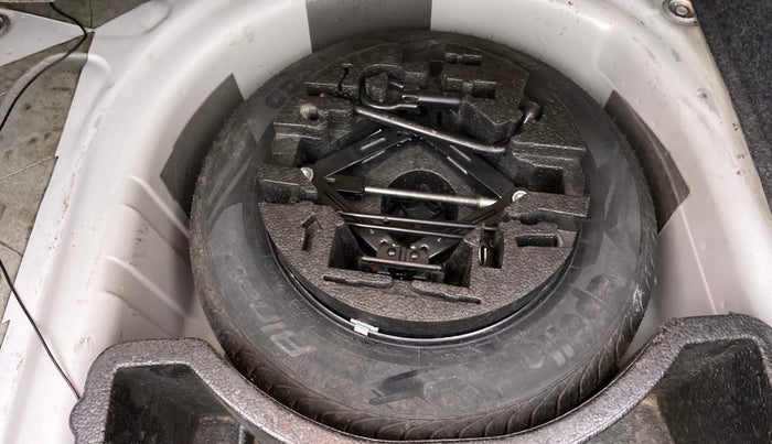 2015 Volkswagen Vento HIGHLINE 1.6 MPI, Petrol, Manual, 83,825 km, Spare Tyre