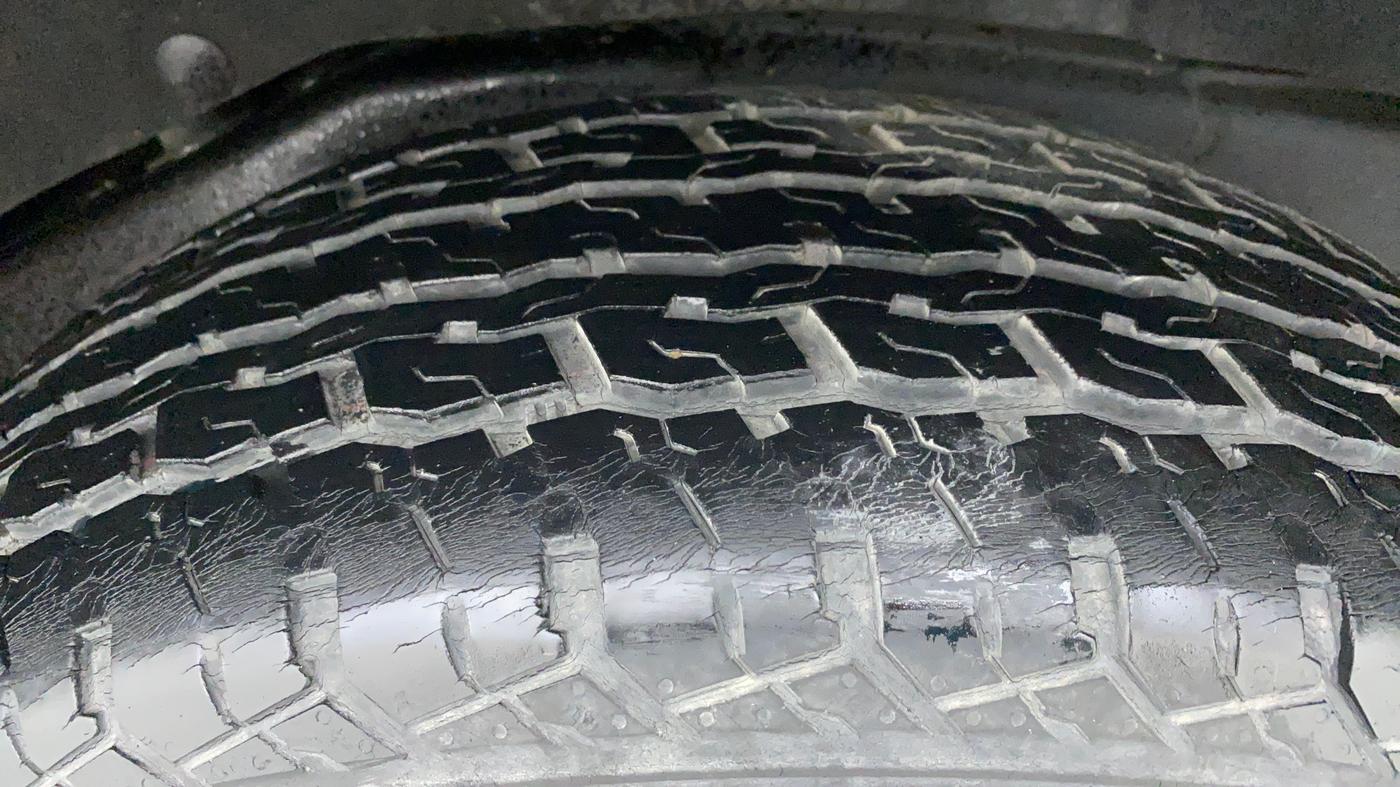 2016 Ford Endeavour 2.2l 4X4 MT Trend, Diesel, Manual, 79,463 km, Left Rear Tyre Tread