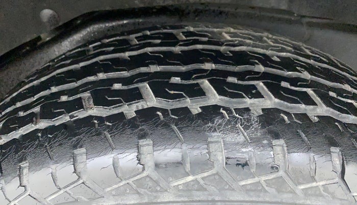 2016 Ford Endeavour 2.2l 4X4 MT Trend, Diesel, Manual, 79,463 km, Left Rear Tyre Tread