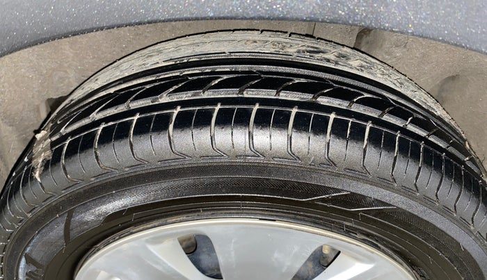 2015 Maruti Ertiga VXI CNG, CNG, Manual, 81,031 km, Left Rear Tyre Tread