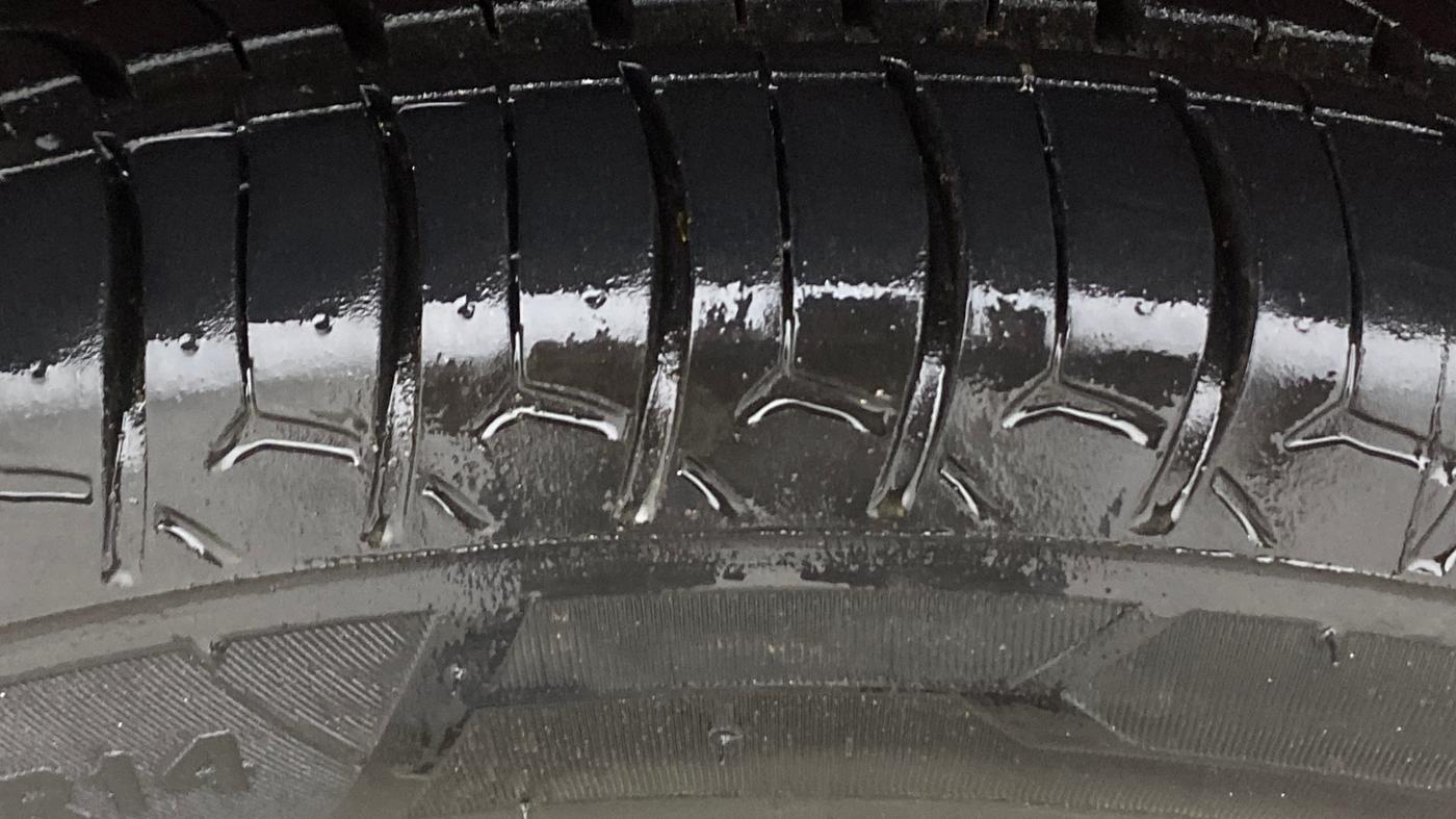 2014 Maruti Wagon R Stingray VXI, Petrol, Manual, 30,613 km, Right Rear Tyre Tread