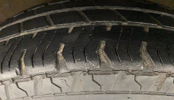 2016 Maruti Alto 800 VXI, Petrol, Manual, 47,956 km, Left Front Tyre Tread