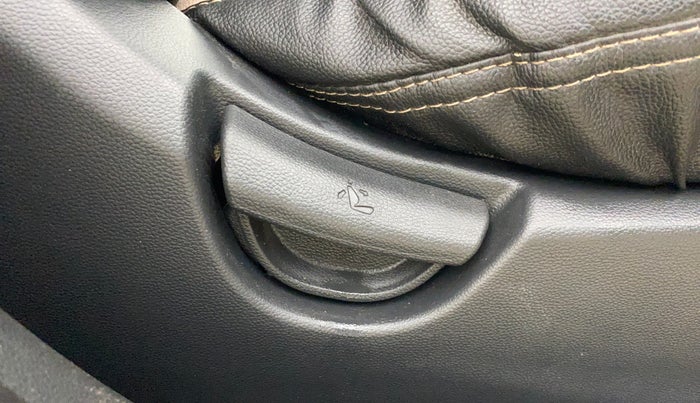 2017 Hyundai Grand i10 MAGNA 1.2 KAPPA VTVT, CNG, Manual, 55,274 km, Driver Side Adjustment Panel