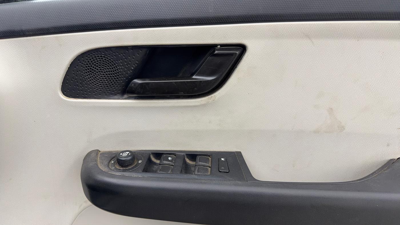2022 Tata ALTROZ XM PLUS PETROL, Petrol, Manual, 63,153 km, Driver Side Door Panels Control