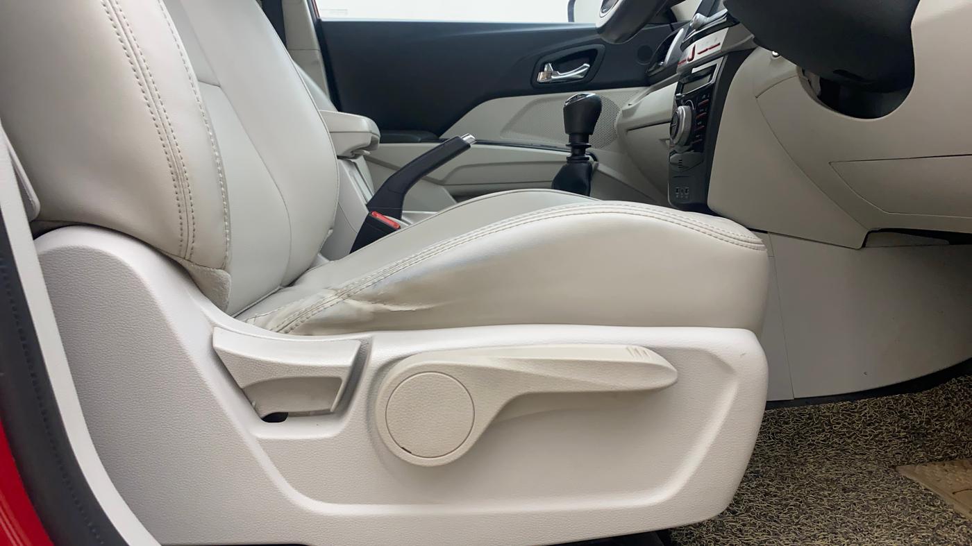 2019 Mahindra XUV300 W8 (O) 1.5 DIESEL, Diesel, Manual, 72,217 km, Driver Side Adjustment Panel