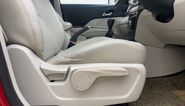 2019 Mahindra XUV300 W8 (O) 1.5 DIESEL, Diesel, Manual, 72,217 km, Driver Side Adjustment Panel