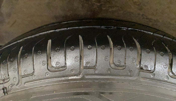 2013 Hyundai i10 MAGNA 1.1, Petrol, Manual, 1,19,983 km, Right Rear Tyre Tread