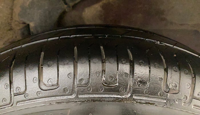 2013 Hyundai i10 MAGNA 1.1, Petrol, Manual, 1,19,983 km, Left Rear Tyre Tread