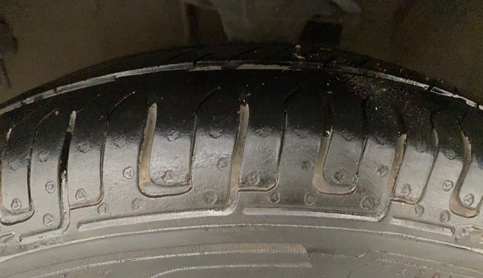 2013 Hyundai i10 MAGNA 1.1, Petrol, Manual, 1,19,983 km, Left Front Tyre Tread