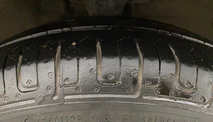 2013 Hyundai i10 MAGNA 1.1, Petrol, Manual, 1,19,983 km, Right Front Tyre Tread